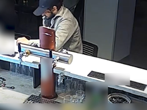 Host ukradl z baru peněženku s desítkami tisíc, kterou si tam odložila obsluha. Kamera ho natočila při činu