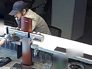 Host ukradl z baru peněženku s desítkami tisíc, kterou si tam odložila obsluha. Kamera ho natočila při činu