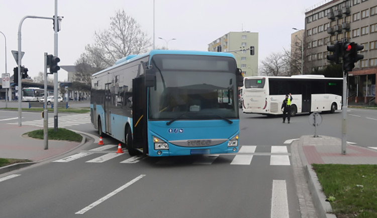Řidička autobusu srazila na přechodu v Přerově seniora. Muž utrpěl vážné zranění