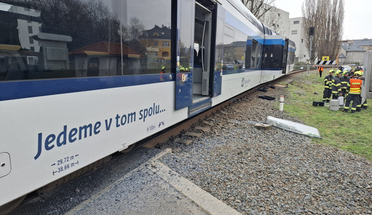 Na cestě do depa zvládl jen kousek. Havarovaný vlak v Olomouci při odtahu znovu vykolejil