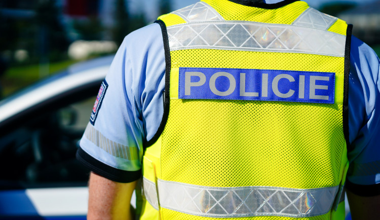 Muž řešil konflikt na silnici baseballovou pálkou. Řidič dovážkové služby skončil se zraněným obličejem