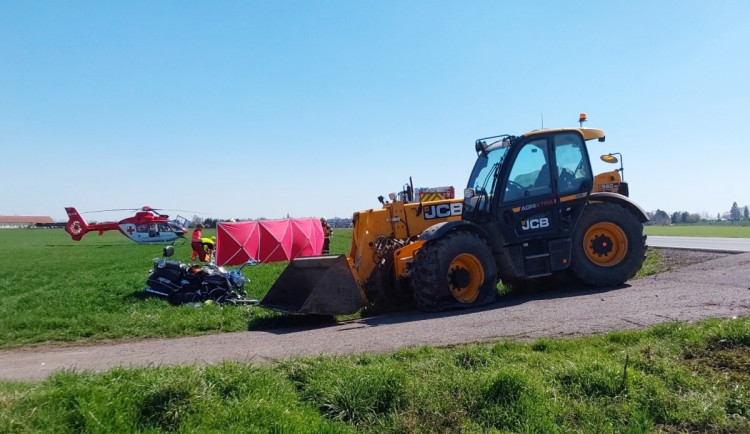 Na Prostějovsku se při nehodě těžce zranil motorkář, na pomoc letěl vrtulník