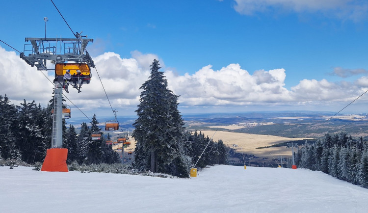 Sněhu je v Krušných horách stále dost, lyžařům se ale nechce na svahy