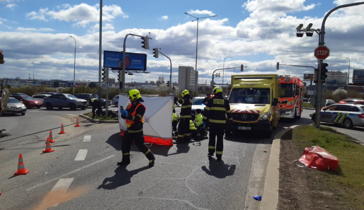 Řidič skútru nepřežil srážku s autem v Průmyslové ulici