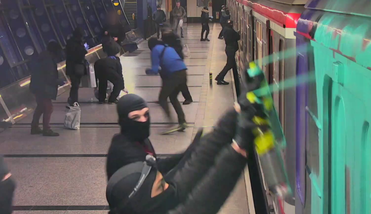 VIDEO: Maskovaní sprejeři se vyřádili na vagonech metra, můžou za to až na rok do vězení