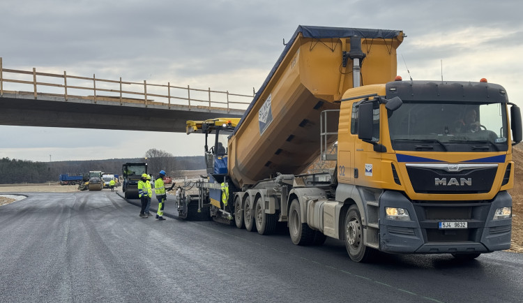 Stavba obchvatu Lišova finišuje. Kvůli nekvalitní zemině se o desítky milionů prodražila