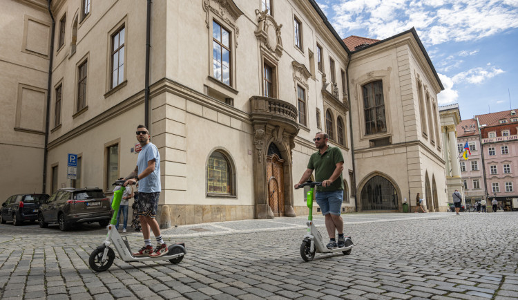 Praha 1 chce zakázat jízdu na elektrokoloběžkách na svém území, podle Hřiba to problém nevyřeší