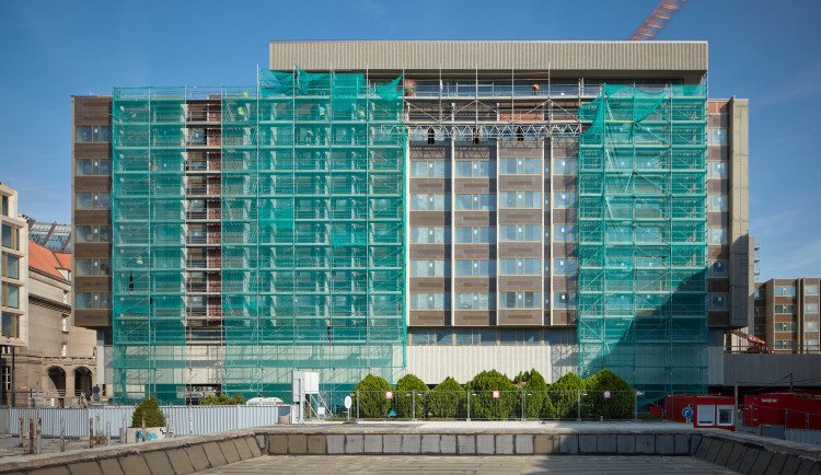 Praha podpořila dohodu o úpravě náměstí Miloše Formana, kritizovaná budova je stále ve hře