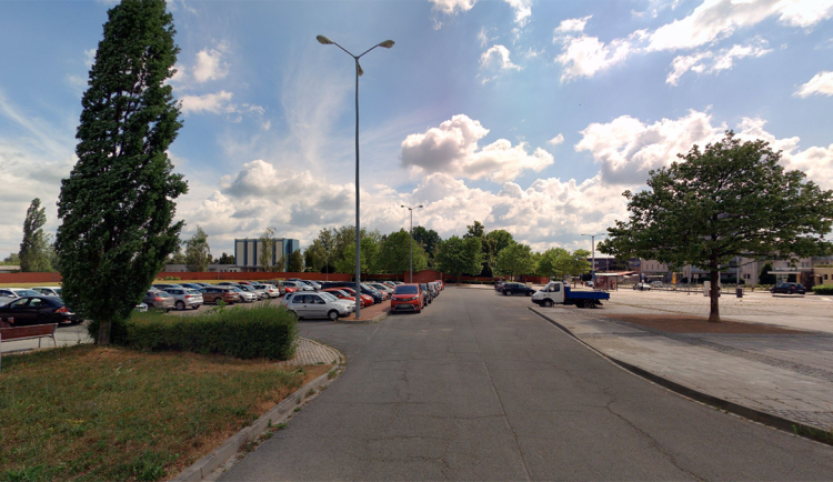 Olomouc omezí celodenní odstavování aut u hřbitova. Parkoviště v Neředíně dostane závory