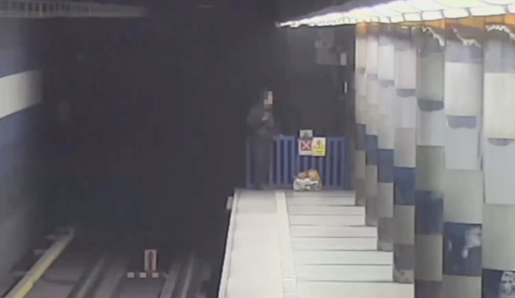 Mladík se chtěl zabít skokem pod metro, zabránili mu v tom strážníci
