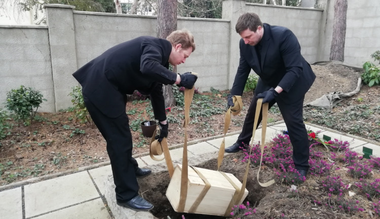 Praha 4 pohřbila ostatky padlých z Pražského povstání, objevili je loni v Podolí