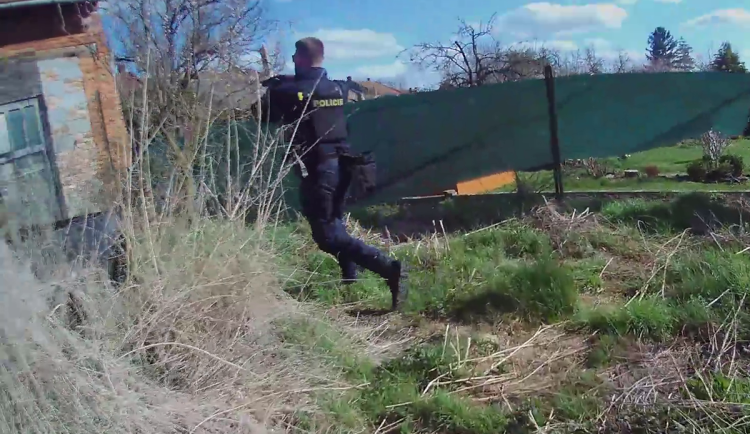 VIDEO: Vylez ven, ruce nad hlavu. Policisté dopadli na Prostějovsku uprchlého vězně