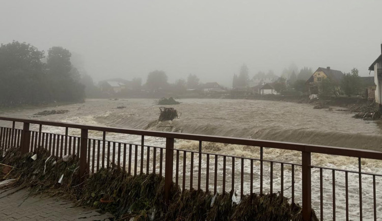 V Polsku našli u řeky lidské tělo, mohlo by jít o oběť povodní z Jesenicka