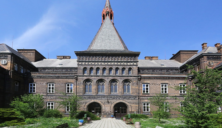 Porodnice u Apolináře slaví 150 let, čeká ji rekonstrukce a dostavba