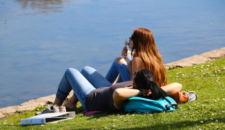 Česko v polovině týdne čekají letní teploty, mimořádně teplé budou i Velikonoce