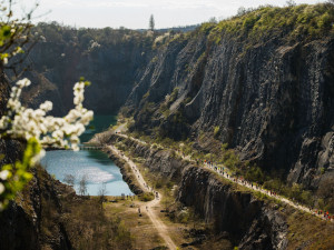 sBěhej lesy slaví historický rekord. Na Karlštejn zavítaly bezmála tři tisíce běžců