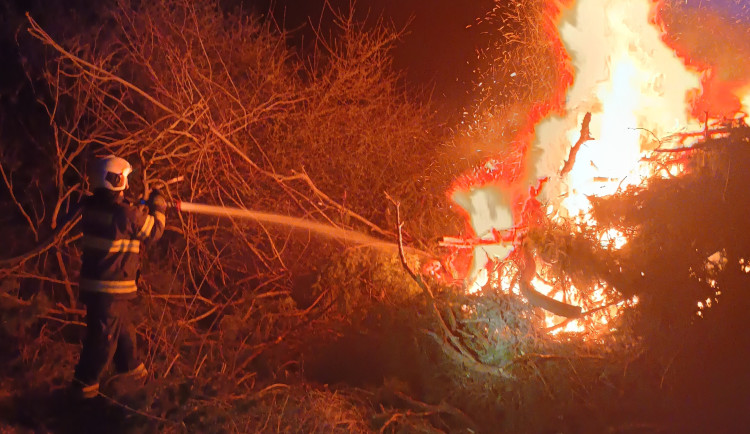 Kvůli suchu a větru hrozí požáry, varovali meteorologové