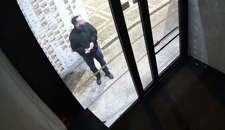 Močil a pak čmáral. Policisté hledají muže, který poničil fasády domů