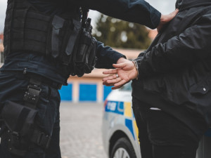 Kriminalisté už obvinili muže z vraždy své novomanželky. Událost sám policii nahlásil