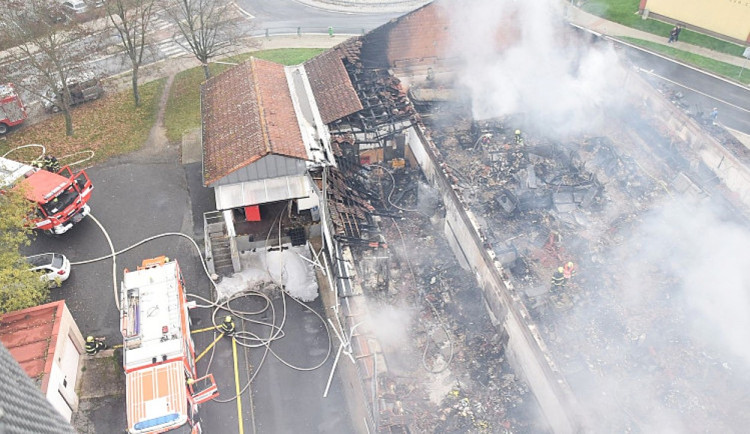 Plameny zničily celý supermarket