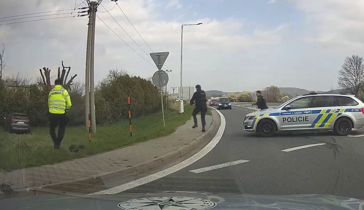 VIDEO: S kradeným autem ujížděl cizinec na Přerovsku policii. Po nehodě a zadržení zkolaboval