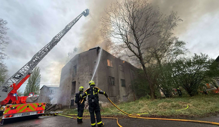 V Ostravě hořela budova, kterou obývají bezdomovci. Hasiči vyhlásili druhý stupeň poplachu