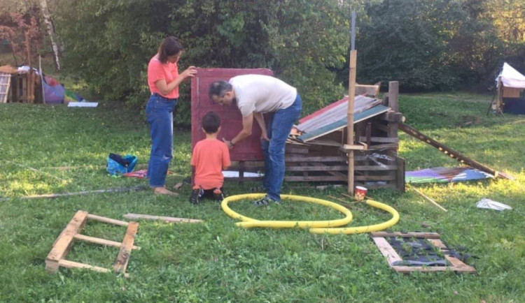 Trojka znovu otevře dobrodružné hřiště, kde si děti budou moci postavit bunkr