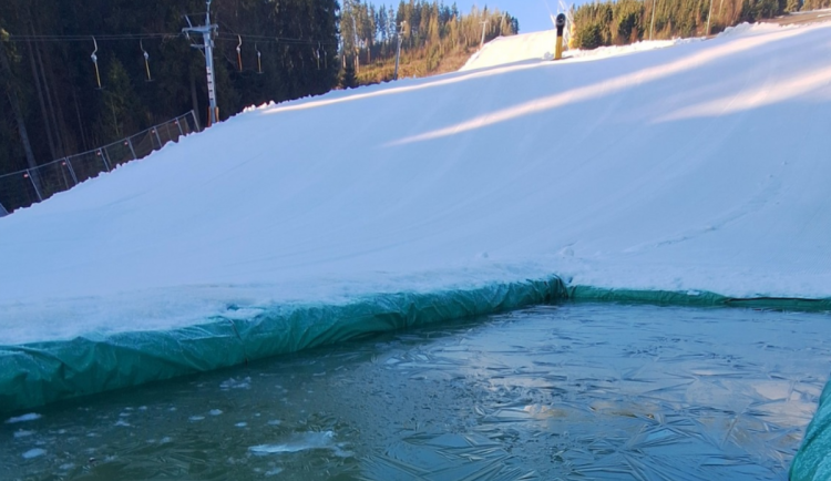 V Potůčkách na Karlovarsku se stále lyžuje, na svahu leží metr sněhu
