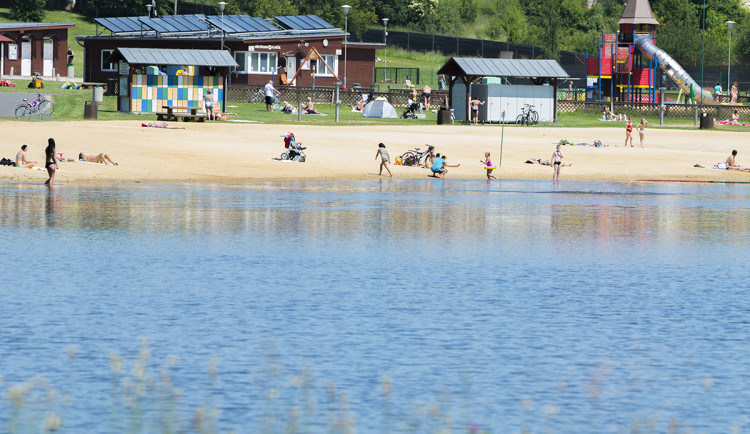 V koupališti Rolava by mohla být lepší voda. Pomůžou nové vrty a odbahnění