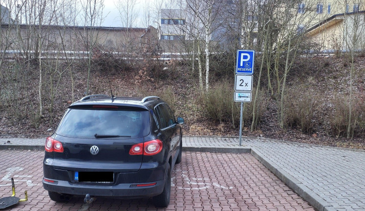 Neohleduplní řidiči stále častěji parkují na místech pro invalidy