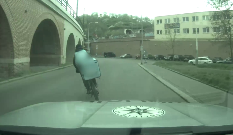 VIDEO: Cyklista dovážkové služby projel červenou, pak se snažil ujet policii