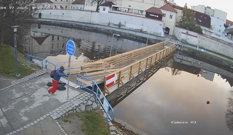 Dopravní značky vyvrátil ze země a hodil do řeky. Vandala ale natáčela městská kamera