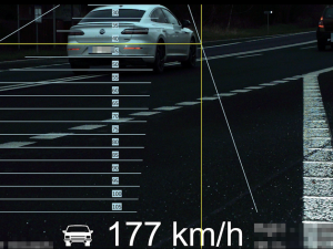 Řidič kolem policistů prosvištěl rychlostí 177 km/h, okamžitě přišel o řidičák