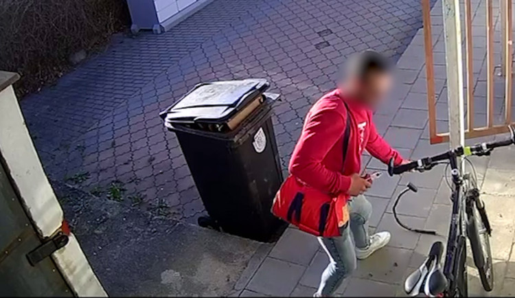 VIDEO: Kolo v Olomouci ukradl za dvacet vteřin, mělo ale GPS. Policisté šli najisto
