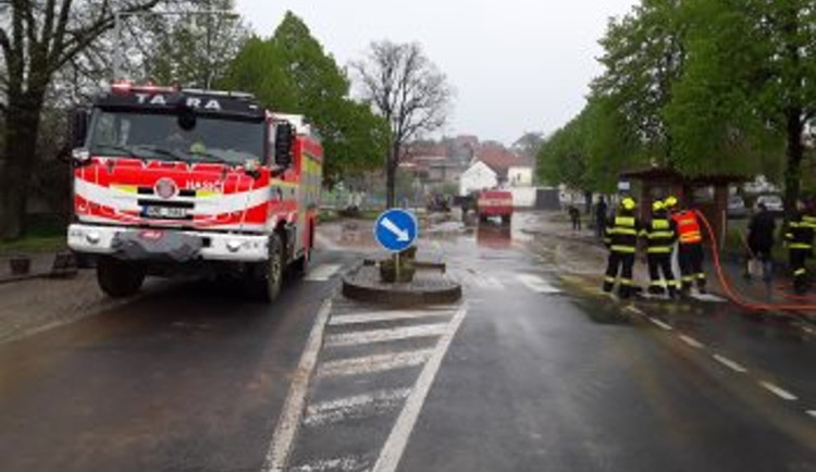 VIDEO: Kroupy a bahno splavené do domů. Silné bouřky zasáhly Hranicko