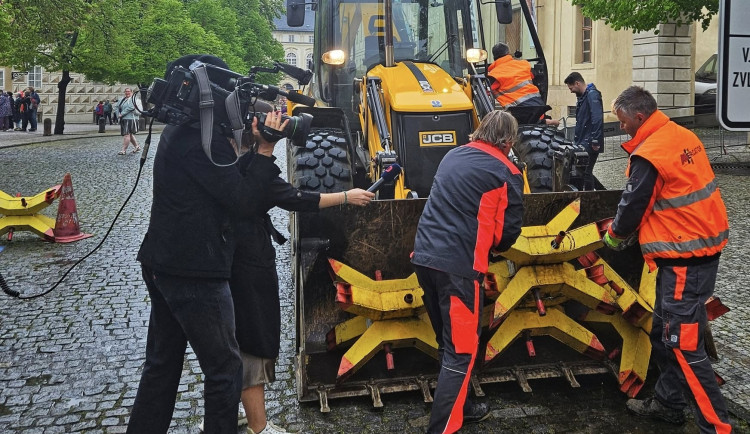 Od vstupů do Pražského hradu odstraňují armádní ježky, nahradí je vysouvací sloupky