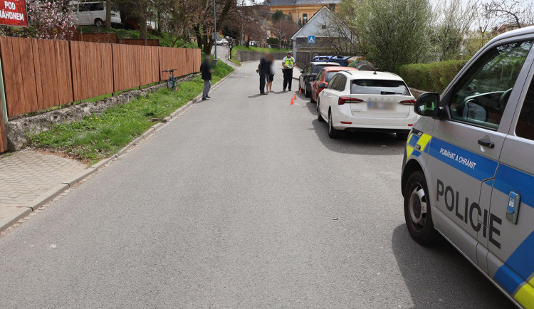 Cyklista ve Šternberku naboural do zaparkovaného auta. Policie žádá o pomoc svědky