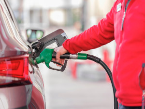 Ceny motorových paliv opět klesly od minulého týdne i v Karlovarském kraji