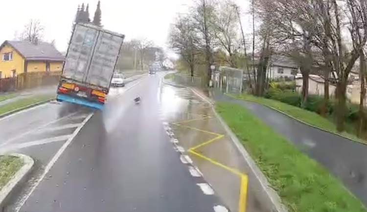 Drama u Staré Vody. Řidič kamionu málem čelně narazil do auta.