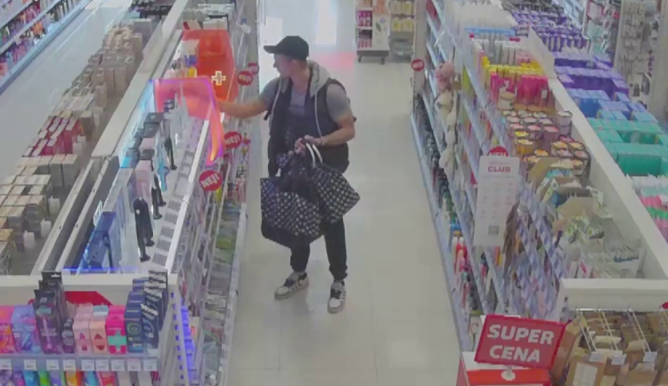 VIDEO: Muž nakradl v drogerii zboží za za třináct tisíc. Bral zubní pasty i kondomy