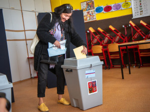 PRŮZKUM: ANO i přes ztrátu stále vede. Do Sněmovny by prošlo sedm subjektů