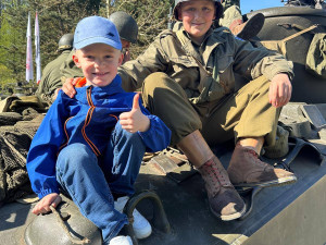 Cheb si ukázkou bitvy na náměstí připomněl 80 let od osvobození Američany