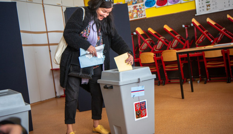 PRŮZKUM: ANO i přes ztrátu stále vede. Do Sněmovny by prošlo sedm subjektů