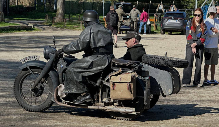 Cheb si ukázkou bitvy na náměstí připomněl 80 let od osvobození Američany.