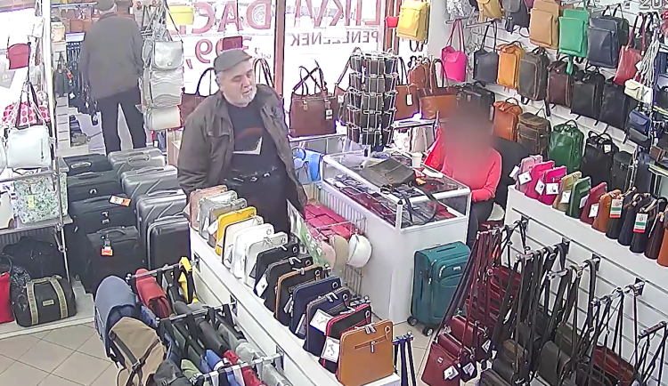 VIDEO: Seniorovi nevyšla reklamace, ze zlosti dal prodavačce pěstí. Přišla o několik zubů