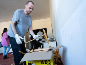 V Chodově začala rekonstrukce domu s pečovatelskou službou, pomáhají i vězni