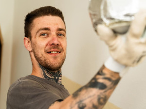 V Chodově začala rekonstrukce domu s pečovatelskou službou, pomáhají i vězni