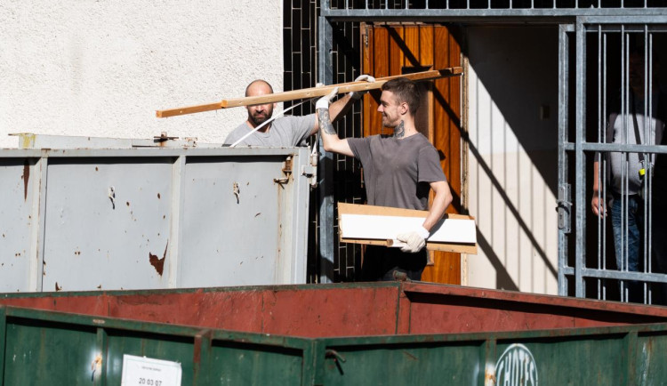 V Chodově začala rekonstrukce domu s pečovatelskou službou, pomáhají i vězni