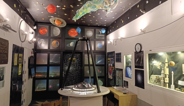 Karlovarská hvězdárna je na hraně životnosti. Sídlí v budově ze 70. let, ve které sice může fungovat ještě několik let, ale podmínky nejsou komfortní pro návštěvníky ani zaměstnance.