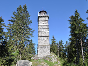 Rozhledna Pajndl u Nejdku na Karlovarsku dostala nový nátěr a informační tabule